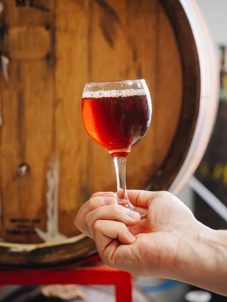 Glas med mörk öl med träfat — Stockfoto