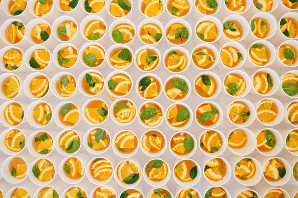 Copos de limonada laranja com hortelã. Catering, fundo — Fotografia de Stock