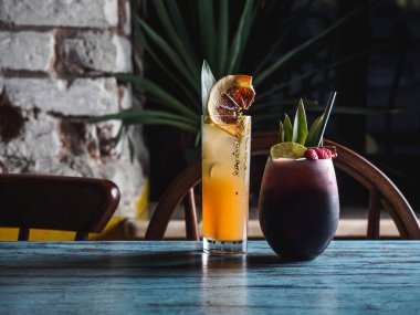 Cafe Bar restoranındaki mavi masada tropik kokteyller.