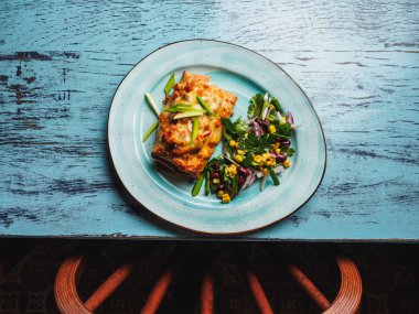 Chimichanga - baharatlı Meksika yemeği ile domuz ve sebze