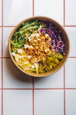 Beyaz fayans masasında tavuk ve sebzelerle dürt.