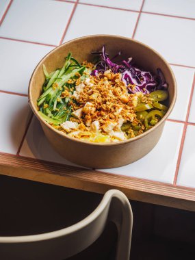 Beyaz fayans masasında tavuk ve sebzelerle dürt.