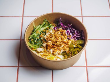 Beyaz fayans masasında tavuk ve sebzelerle dürt.