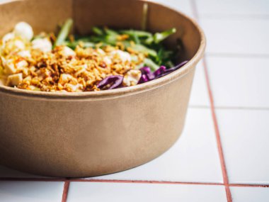 Beyaz fayans masasında tavuk ve sebzelerle dürt.