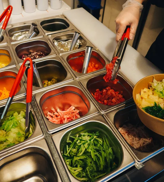 La cocción de poke bowls de los ingredientes en la cafetería —  Fotos de Stock