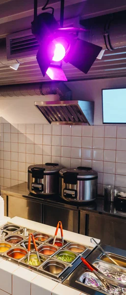 Koken plaats van porseleinen kommen van ingrediënten in cafe — Stockfoto