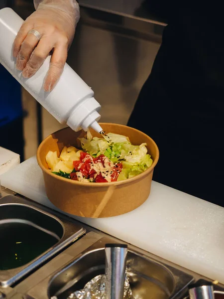 Koken van porseleinen kommen van ingrediënten in cafe — Stockfoto