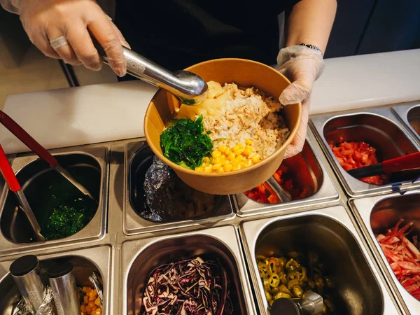 Cozinhar de tigelas de picada de ingredientes em café — Fotografia de Stock