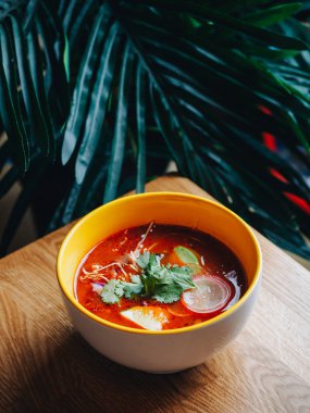 Pozole çorbası. Meksika usulü sıcak mısır yemeği.