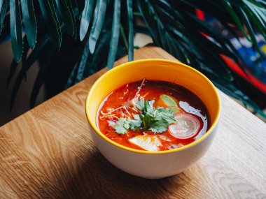 Pozole çorbası. Meksika usulü sıcak mısır yemeği.