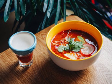 Pozole çorbası. Meksika usulü sıcak mısır yemeği.