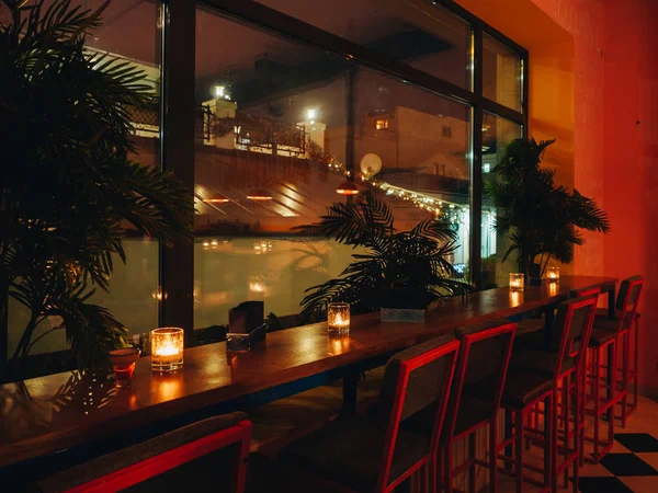 Интерьер мексиканского бара с тусклыми огнями и свечами — стоковое фото