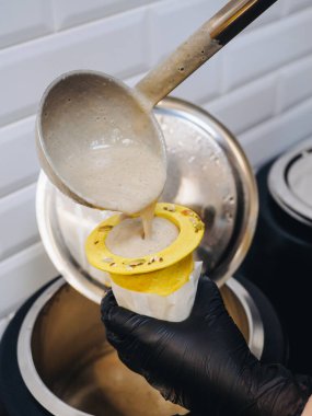 Yenilebilir ekmek kabında krema çorbası. Sokak yemeği.