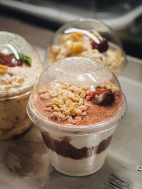 Plastik bardaklarda tatlı kremalı çikolata