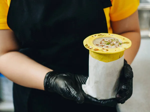 Sopa de crema en taza de pan comestible. Comida callejera —  Fotos de Stock