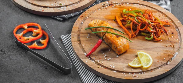 Filete a la parrilla salmón con verduras en el escritorio de madera — Foto de Stock
