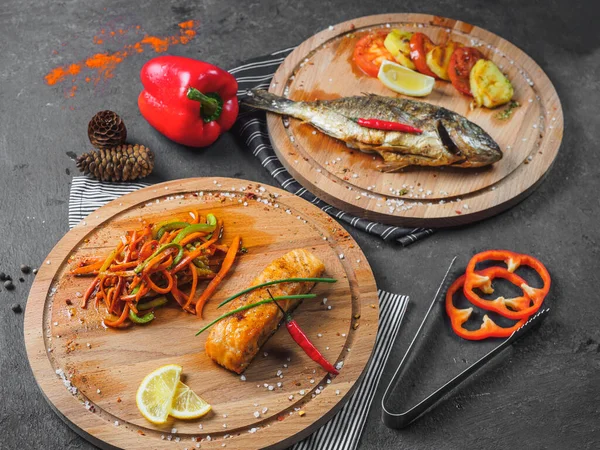 Set de dos platos de pescado con verduras en escritorios de madera — Foto de Stock