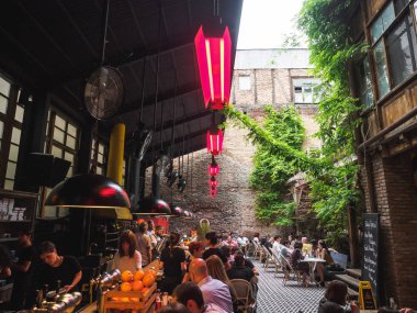 Tiflis, Gürcistan - Mayıs 2019. İnsanlar Tiflis 'in eski merkezindeki Lolita barında içki içiyorlar.