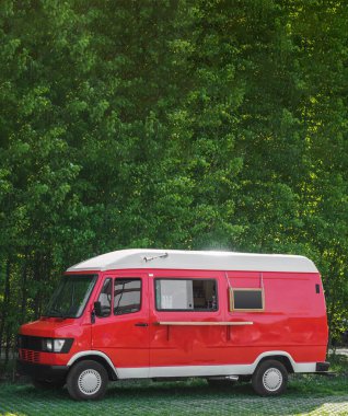 Kırmızı yemek kamyonu. Parktaki yaz sokak festivali