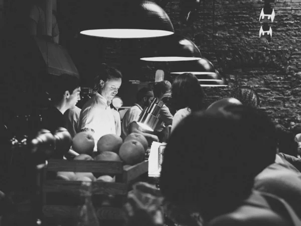 Tiflis, Georgia - mayo de 2019. Personas tomando bebidas en el bar Lolita, centro antiguo de Tiflis — Foto de Stock