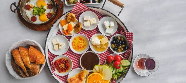 Läcker traditionell turkisk frukost på det vita bordet — Stockfoto