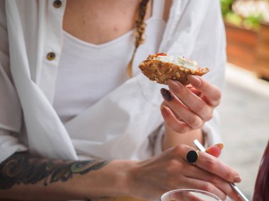 Kafede tereyağlı ekmekli kadın eli