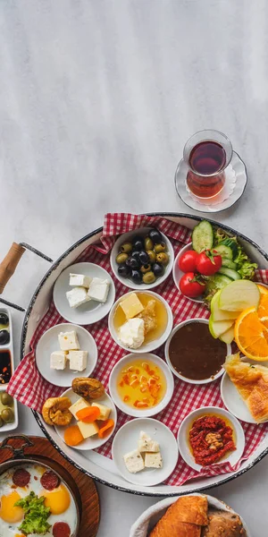 Délicieux petit déjeuner traditionnel turc sur la table blanche — Photo