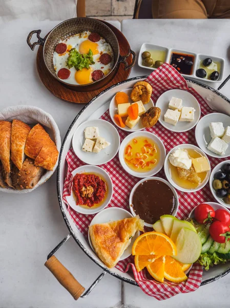 อาหารเช้าตุรกีแบบดั้งเดิมอร่อยบนโต๊ะสีขาว — ภาพถ่ายสต็อก