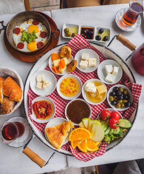 Νόστιμο παραδοσιακό τούρκικο πρωινό στο λευκό τραπέζι — Φωτογραφία Αρχείου