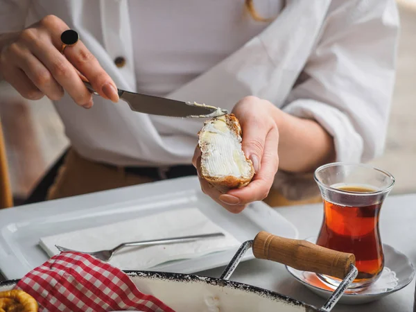 Femme tartiner de beurre sur le pain. Mains avec couteau — Photo