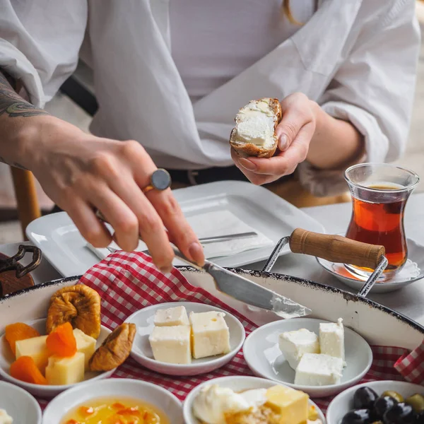 Классический турецкий завтрак с различными видами сыра. Масло на хлеб — стоковое фото