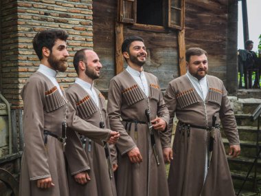 Tiflis, Gürcistan - 5 Mayıs 2019: Etnoğrafya müzesinde ulusal kostümlü Gürcü şarkıcılar