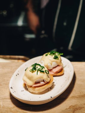 Benedict yumurtalı sandviç, pastırma ve kek ekmeği.