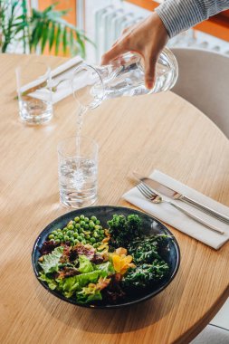 Bistro 'daki masada taze sebze salatası var.