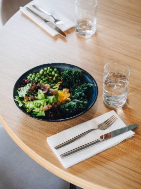 Bistro 'daki masada taze sebze salatası var.