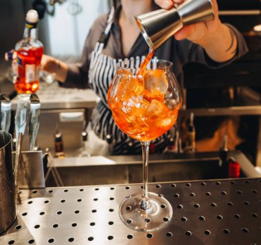 Barmen bardan kokteyl hazırlıyorum. Profesyonel karışım.