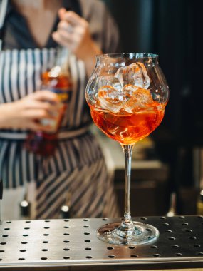 Barmen bardan kokteyl hazırlıyorum. Profesyonel karışım.