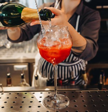 Barmen bardan kokteyl hazırlıyorum. Profesyonel karışım.