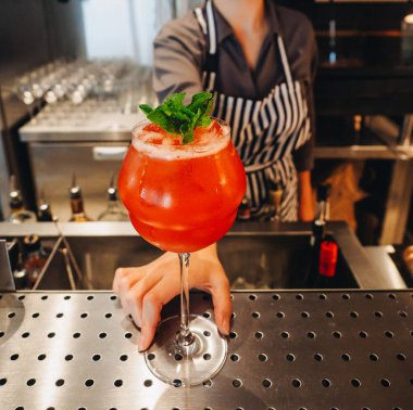 Barmen bardan kokteyl hazırlıyorum. Profesyonel karışım.