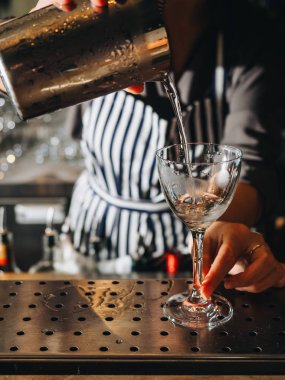 Barmen bardan kokteyl hazırlıyorum. Profesyonel karışım.