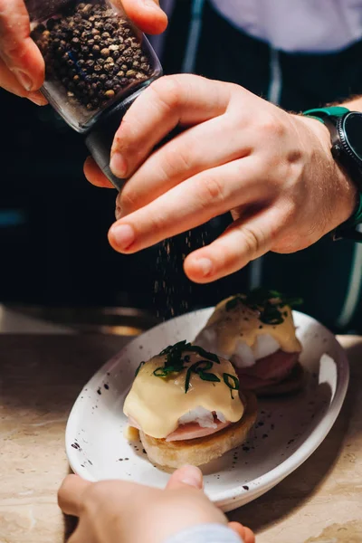 Σάντουιτς με αυγά μπενεντίκτ, μπέικον και ψωμί μάφιν — Φωτογραφία Αρχείου
