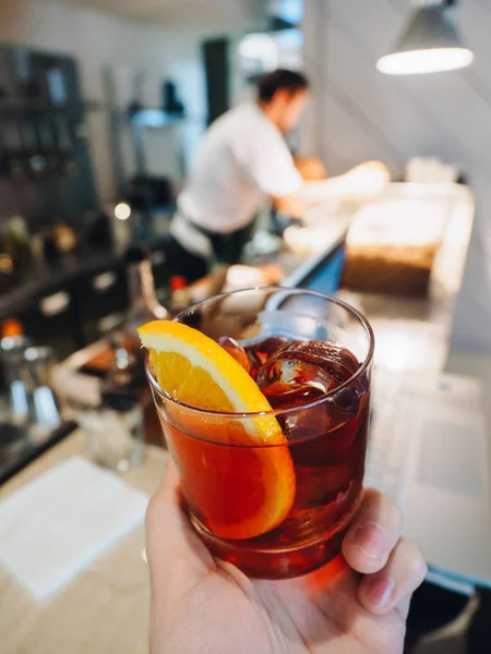 Червоний алкогольний коктейль у склянці з апельсином та льодом — стокове фото