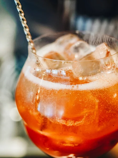 Червоний апельсиновий коктейльний келих з льодом і бульбашками — стокове фото