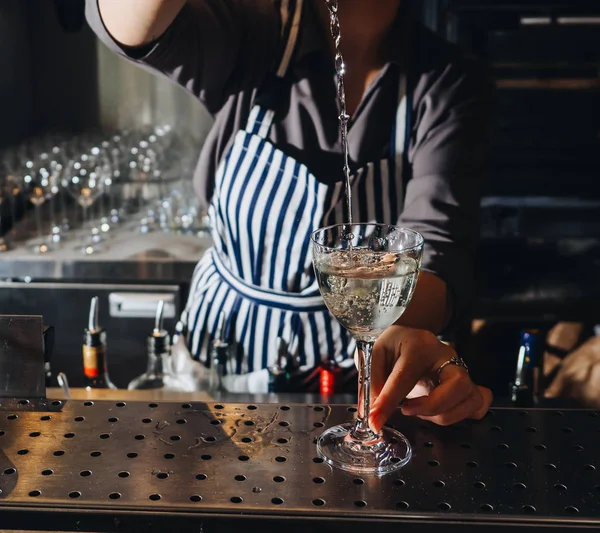 Membuat koktail di bar oleh bartender. Mixologi profesional — Stok Foto