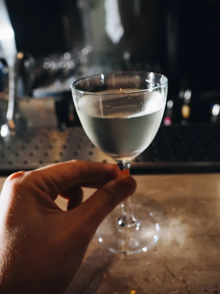 Jelas koktail alkohol di kaca di tangan manusia — Stok Foto