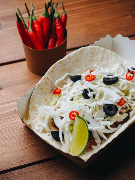 Taco Meksykańskie Jedzenie Uliczne Sosem Cytrynowym Przyprawowym — Zdjęcie stockowe