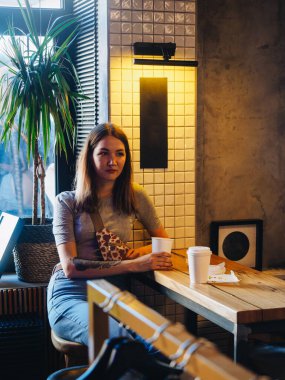 Kahve bardağında gayri resmi bir kız..