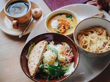 Cafe 'de akşam yemeği. Makarna, çorba, salata..