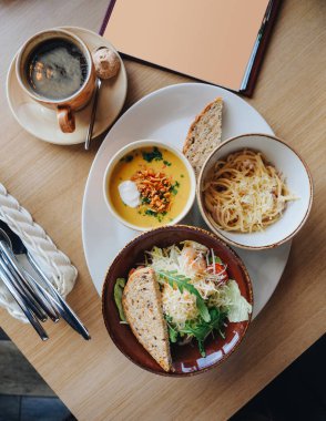 Cafe 'de akşam yemeği. Makarna, çorba, salata..