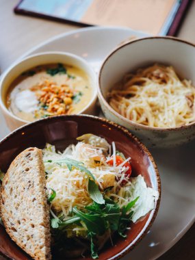 Cafe 'de akşam yemeği. Makarna, çorba, salata..